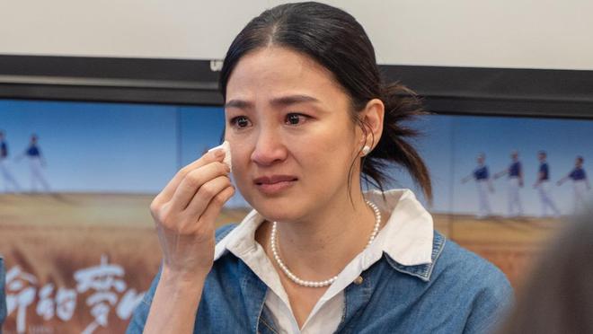 47岁洪小铃产后瘦了14斤，称坐月子像一场灾难，看到女儿就哭