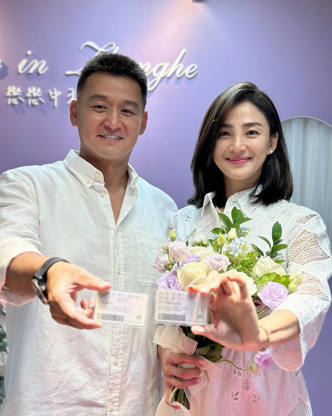 47岁洪小铃产后瘦了14斤，称坐月子像一场灾难，看到女儿就哭