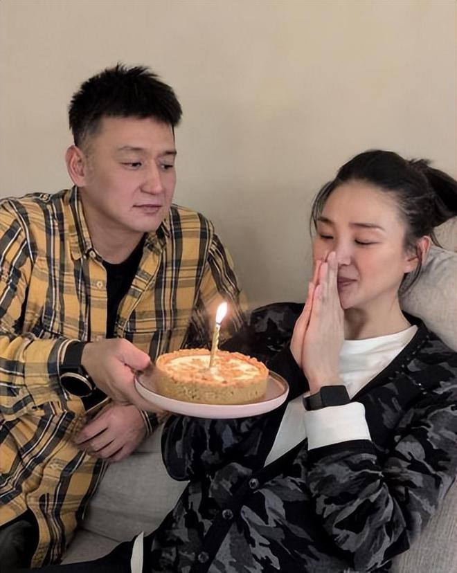 47岁洪小铃产后瘦了14斤，称坐月子像一场灾难，看到女儿就哭