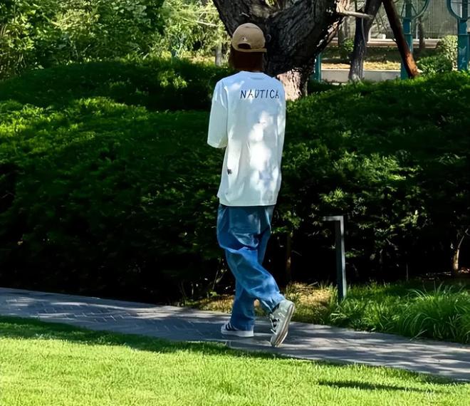 鹿晗分手风波后首次晒照，嘴唇变薄人中变长，身材消瘦撞脸尹正