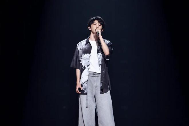曝断眉参加《歌手》！去年因立场问题被退货，外网口碑早已崩塌