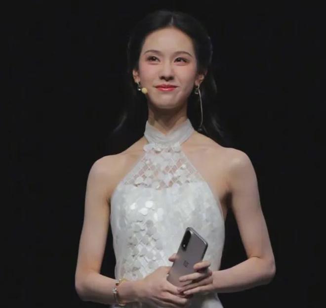 31岁陈都灵现身生图引热议，眉弓突出气质凌厉，脸部馒化越加明显