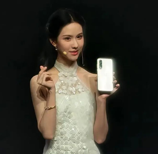 31岁陈都灵现身生图引热议，眉弓突出气质凌厉，脸部馒化越加明显