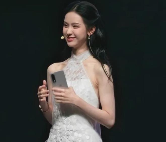 31岁陈都灵现身生图引热议，眉弓突出气质凌厉，脸部馒化越加明显