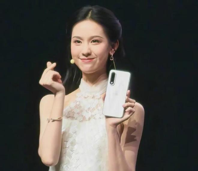 31岁陈都灵现身生图引热议，眉弓突出气质凌厉，脸部馒化越加明显