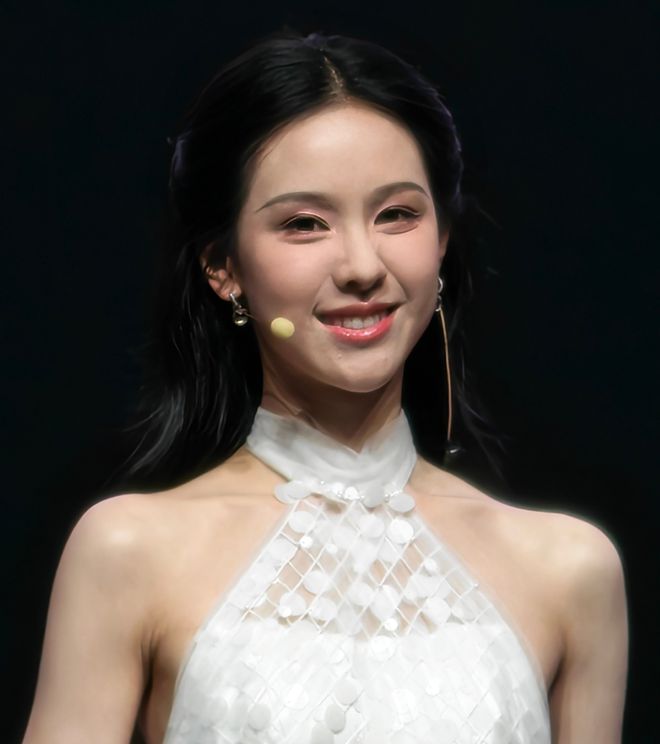 31岁陈都灵现身生图引热议，眉弓突出气质凌厉，脸部馒化越加明显