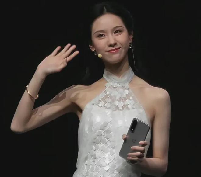 31岁陈都灵现身生图引热议，眉弓突出气质凌厉，脸部馒化越加明显