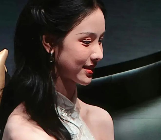 31岁陈都灵现身生图引热议，眉弓突出气质凌厉，脸部馒化越加明显