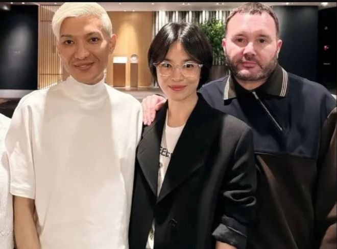 43岁宋慧乔私下状态曝光，中分短发被吐槽像男的，淡妆好似路人