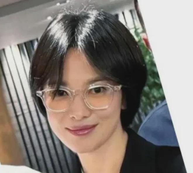 43岁宋慧乔私下状态曝光，中分短发被吐槽像男的，淡妆好似路人