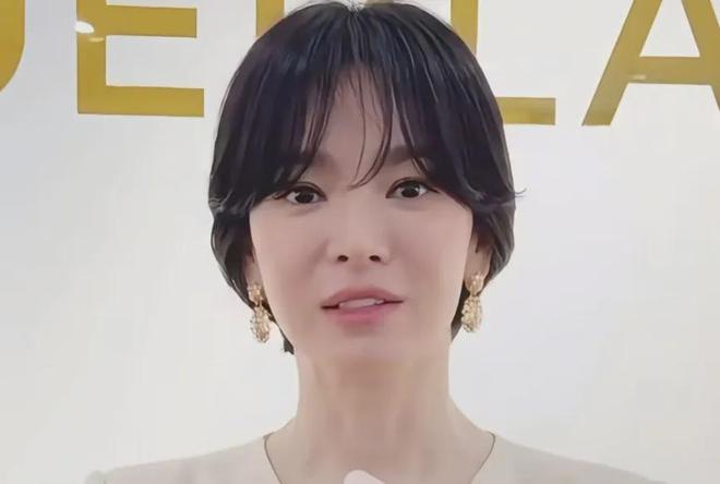 43岁宋慧乔私下状态曝光，中分短发被吐槽像男的，淡妆好似路人