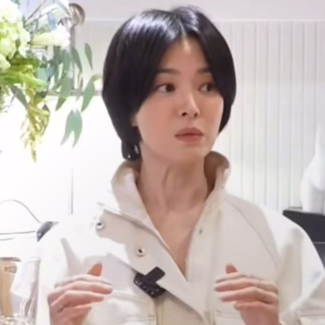 43岁宋慧乔私下状态曝光，中分短发被吐槽像男的，淡妆好似路人