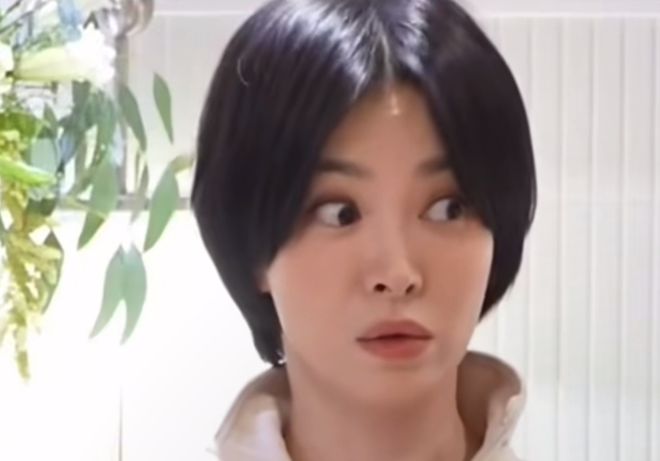 43岁宋慧乔私下状态曝光，中分短发被吐槽像男的，淡妆好似路人