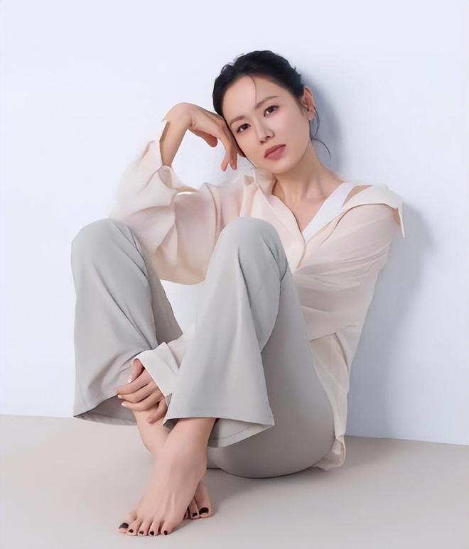 孙艺珍晒辣妈全身照，肩颈线条和小腹超漂亮，肌肤透亮散发健康美