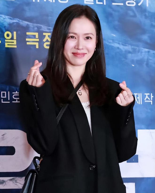 孙艺珍晒辣妈全身照，肩颈线条和小腹超漂亮，肌肤透亮散发健康美