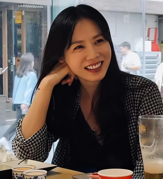 孙艺珍晒辣妈全身照，肩颈线条和小腹超漂亮，肌肤透亮散发健康美