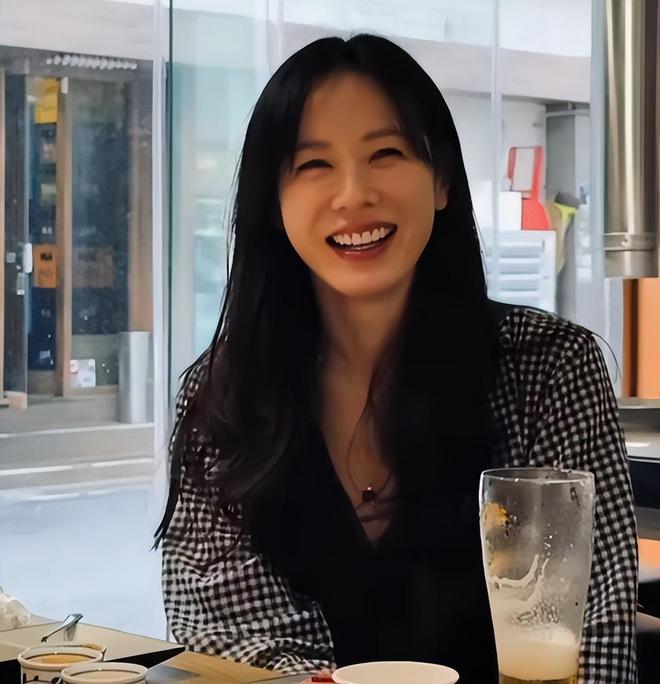 孙艺珍晒辣妈全身照，肩颈线条和小腹超漂亮，肌肤透亮散发健康美