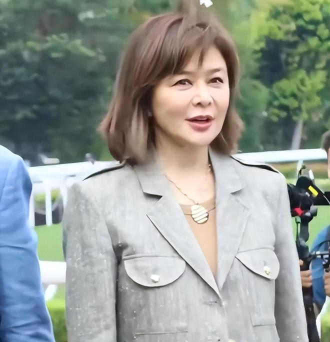 62岁关之琳出席赛马活动笑容温婉，举手投足之间散发从容魅力