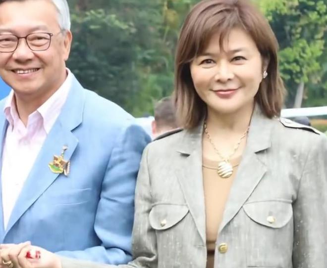 62岁关之琳出席赛马活动笑容温婉，举手投足之间散发从容魅力