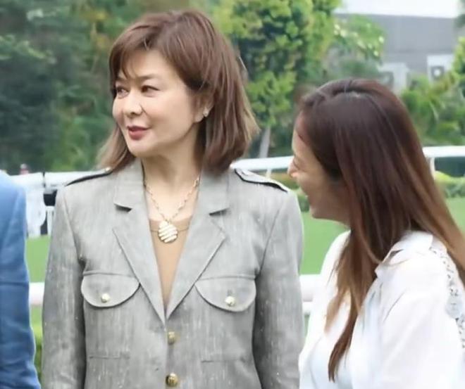 62岁关之琳出席赛马活动笑容温婉，举手投足之间散发从容魅力