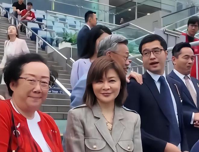 62岁关之琳出席赛马活动笑容温婉，举手投足之间散发从容魅力