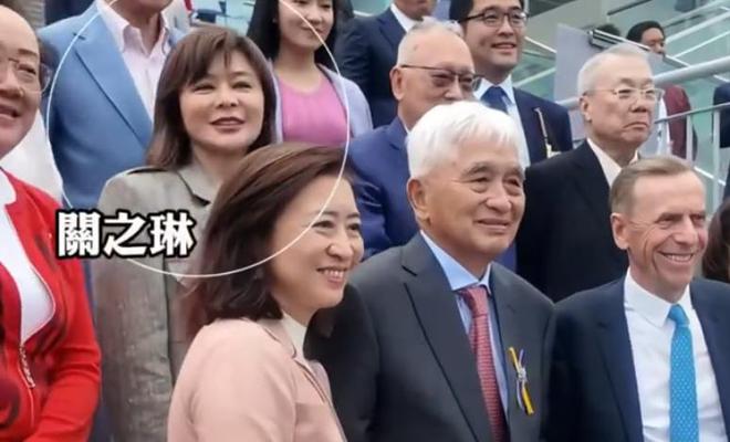 62岁关之琳出席赛马活动笑容温婉，举手投足之间散发从容魅力