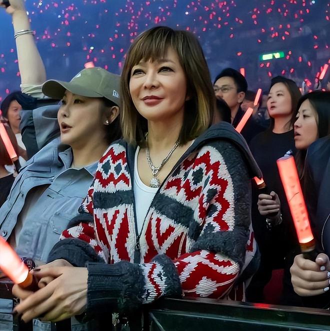 62岁关之琳出席赛马活动笑容温婉，举手投足之间散发从容魅力