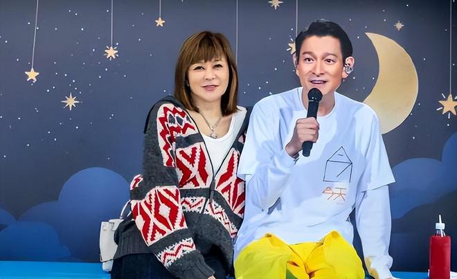 62岁关之琳出席赛马活动笑容温婉，举手投足之间散发从容魅力