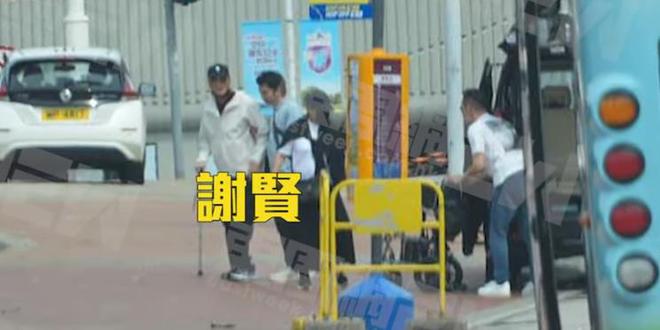 88岁谢贤坐轮椅逛公园，2位保姆细心照料，起身需要搀扶慢行