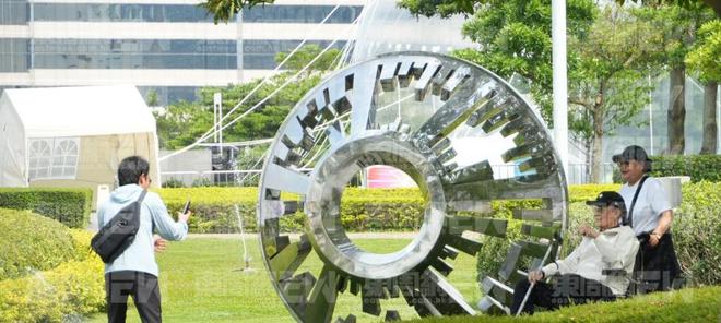 88岁谢贤坐轮椅逛公园，2位保姆细心照料，起身需要搀扶慢行