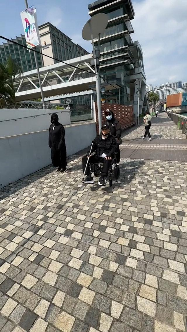 88岁谢贤坐轮椅逛公园，2位保姆细心照料，起身需要搀扶慢行