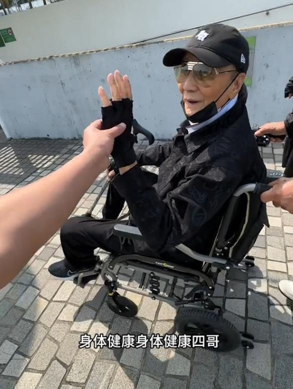 88岁谢贤坐轮椅逛公园，2位保姆细心照料，起身需要搀扶慢行