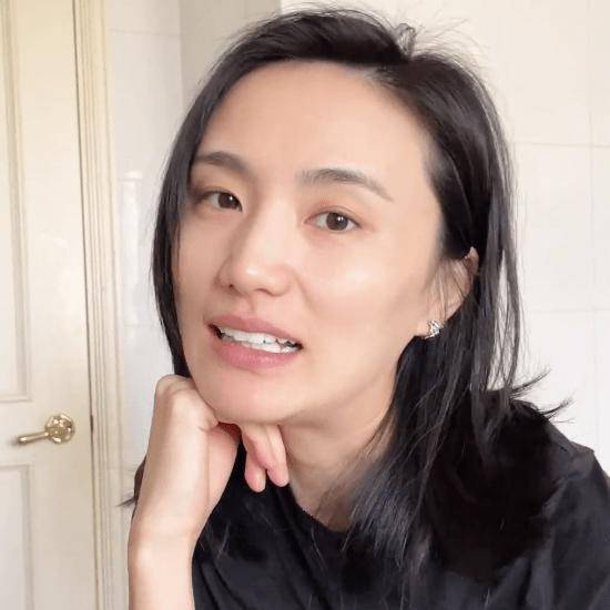 54岁李亚鹏目前没房产，小19岁娇妻不离婚一起扛，有情饮水饱？