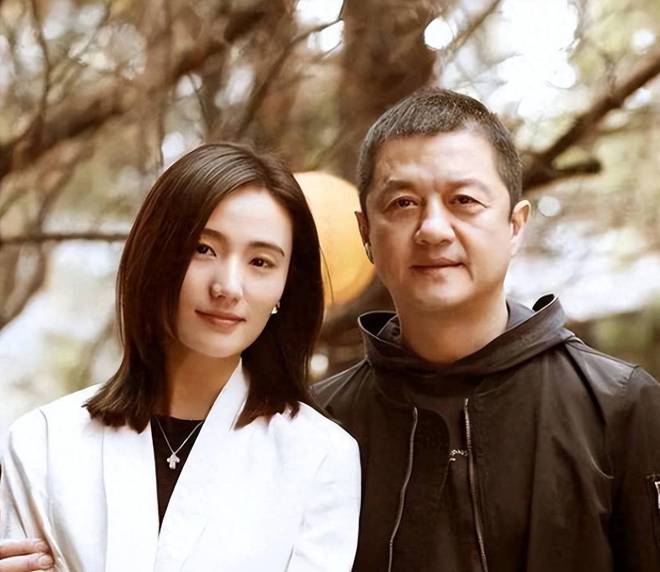 54岁李亚鹏目前没房产，小19岁娇妻不离婚一起扛，有情饮水饱？