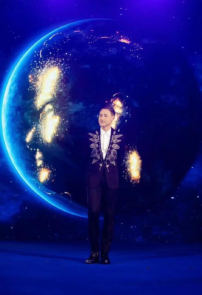 撞期高考的张学友演唱会延期，考生欢呼，家长松口气，粉丝很憋屈