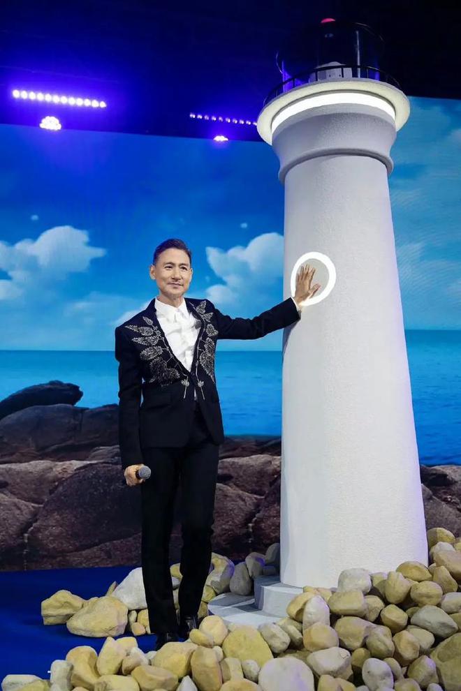 撞期高考的张学友演唱会延期，考生欢呼，家长松口气，粉丝很憋屈