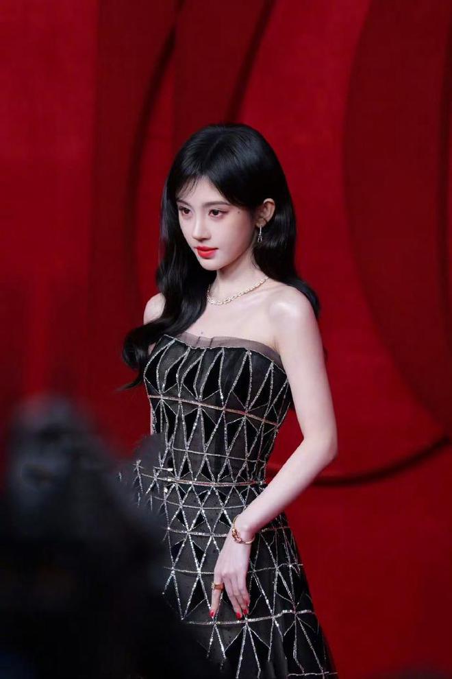 变了！林志玲参加芭莎盛典面部僵硬甜美不再，和孙俪聊天小心翼翼