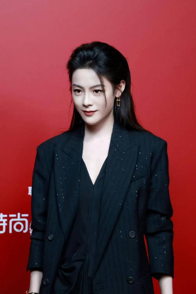 变了！林志玲参加芭莎盛典面部僵硬甜美不再，和孙俪聊天小心翼翼
