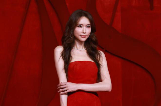 变了！林志玲参加芭莎盛典面部僵硬甜美不再，和孙俪聊天小心翼翼