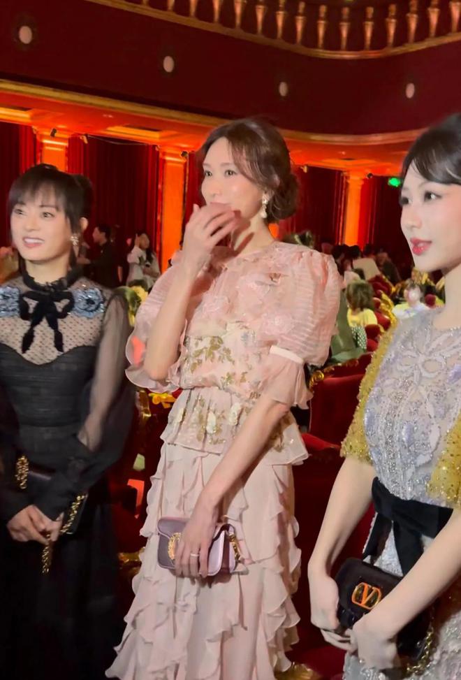 变了！林志玲参加芭莎盛典面部僵硬甜美不再，和孙俪聊天小心翼翼