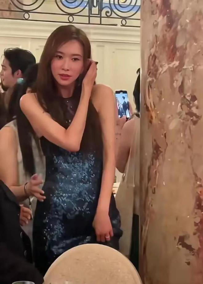 变了！林志玲参加芭莎盛典面部僵硬甜美不再，和孙俪聊天小心翼翼