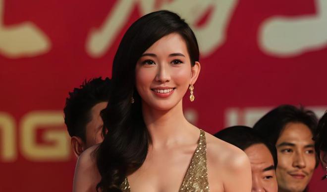 变了！林志玲参加芭莎盛典面部僵硬甜美不再，和孙俪聊天小心翼翼