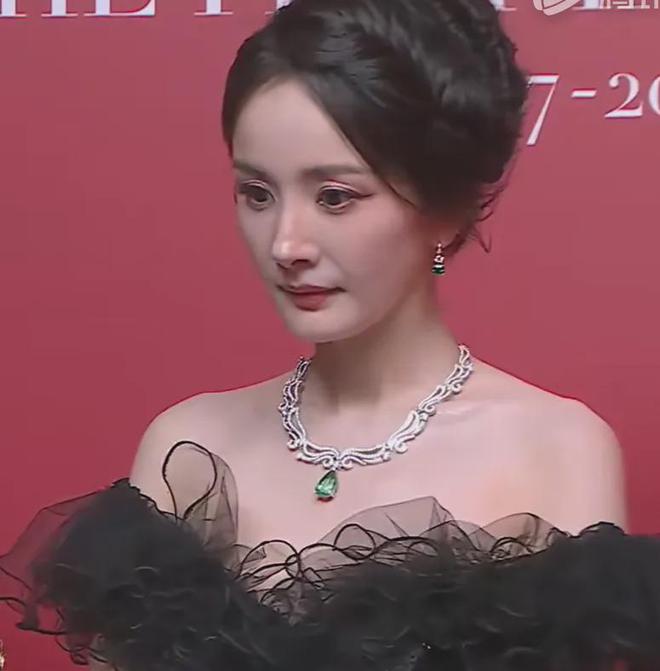魔鬼镜头又来了！芭莎盛典怼脸拍太真实，杨幂干脆躲开不让拍正脸
