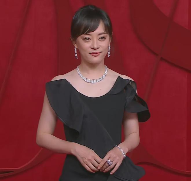 魔鬼镜头又来了！芭莎盛典怼脸拍太真实，杨幂干脆躲开不让拍正脸