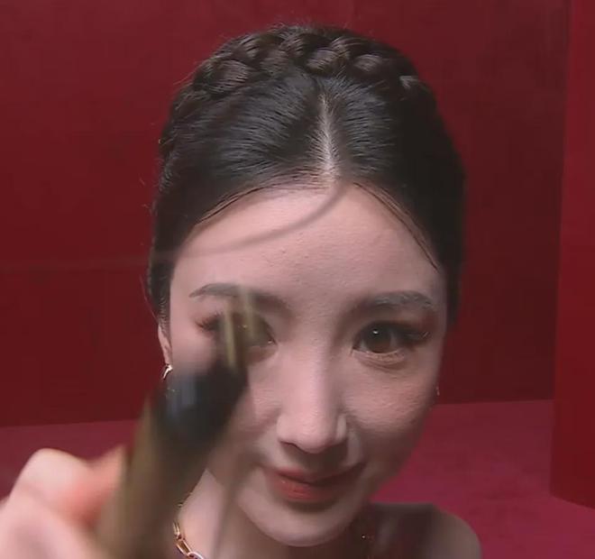 魔鬼镜头又来了！芭莎盛典怼脸拍太真实，杨幂干脆躲开不让拍正脸