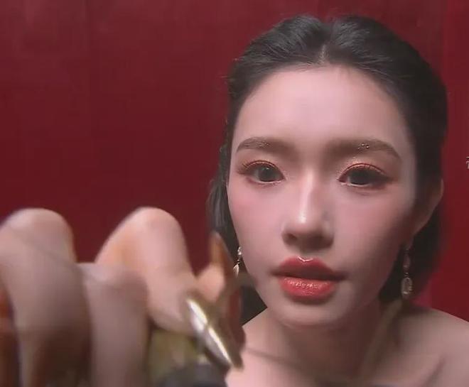 魔鬼镜头又来了！芭莎盛典怼脸拍太真实，杨幂干脆躲开不让拍正脸