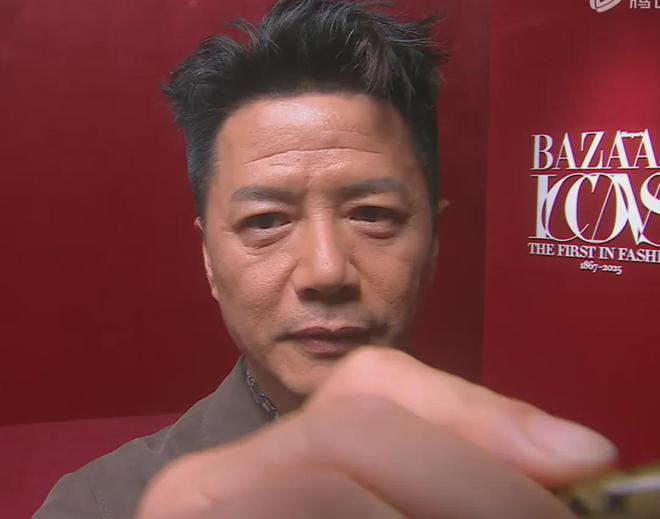 魔鬼镜头又来了！芭莎盛典怼脸拍太真实，杨幂干脆躲开不让拍正脸
