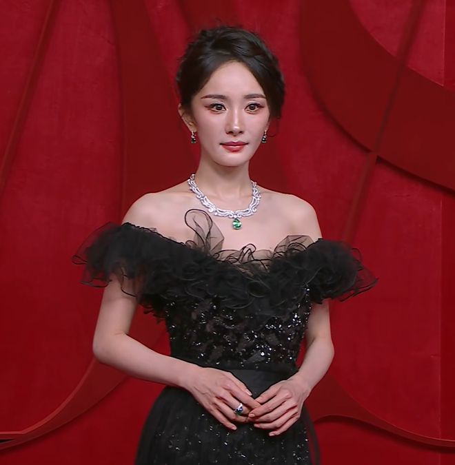 大驼背、躲镜头、鼻尖分家，芭莎这一夜，杨幂的状态和格局全暴露