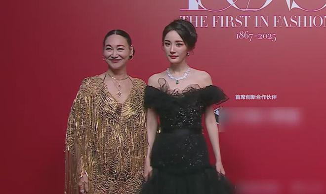 大驼背、躲镜头、鼻尖分家，芭莎这一夜，杨幂的状态和格局全暴露