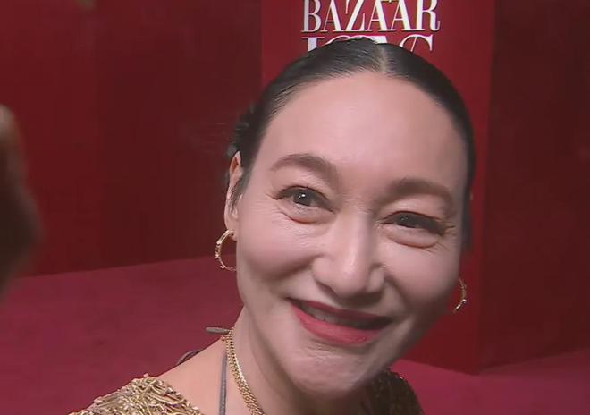 大驼背、躲镜头、鼻尖分家，芭莎这一夜，杨幂的状态和格局全暴露